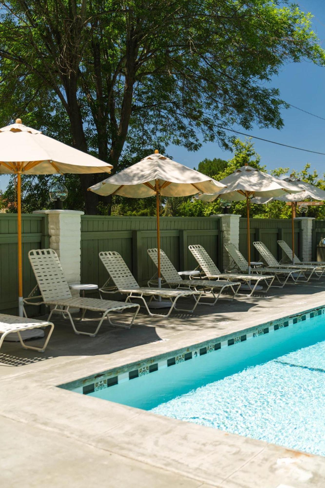 Hummingbird Motel 3*